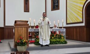 Fiéis celebram os 10 anos de sacerdócio do padre Daniel Zilli Darolt em Morro da Fumaça
