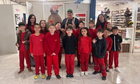 Alunos do Centro Educacional Davi vivenciam aula prática de História e Geografia na Olaria das Artes