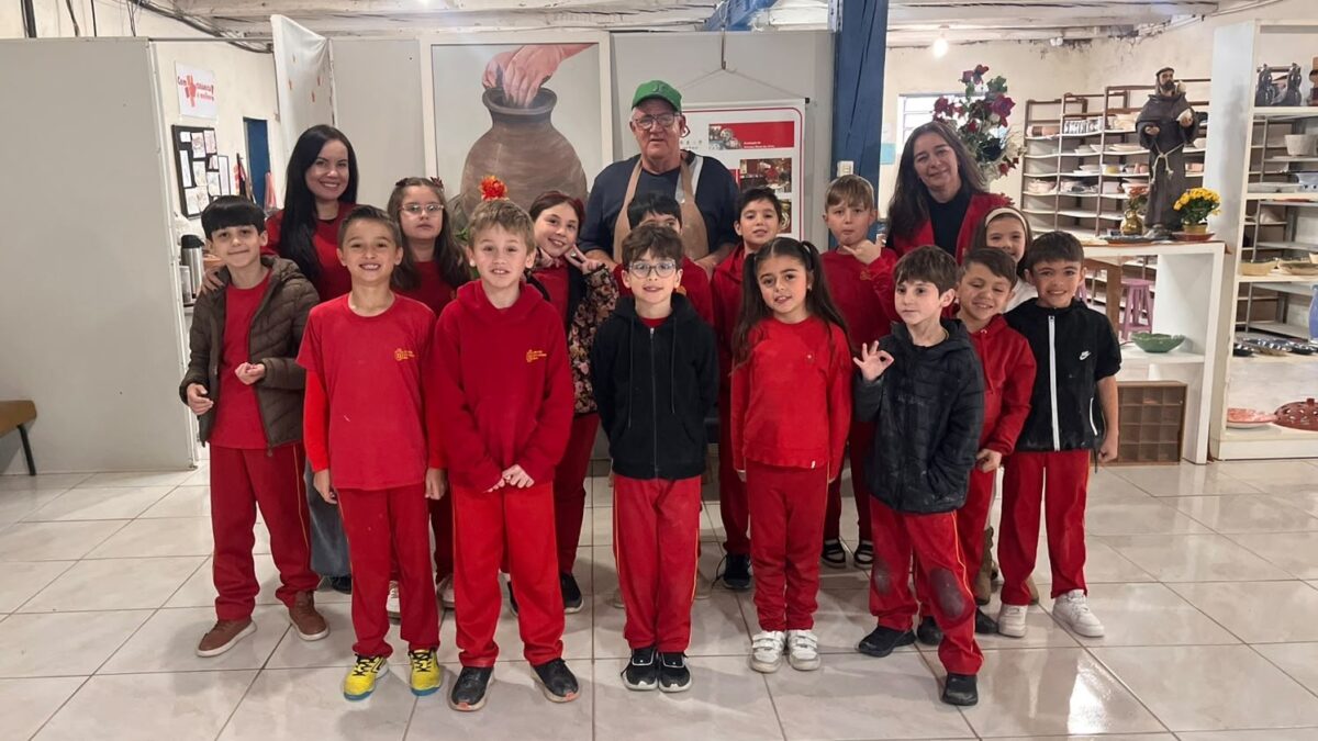 Alunos do Centro Educacional Davi vivenciam aula prática de História e Geografia na Olaria das Artes