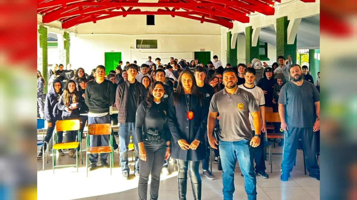 Delegada da Polícia Civil e Agentes de Polícia orientam estudantes sobre golpes, drogas e violência doméstica
