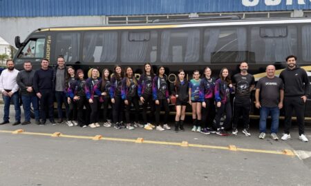 Voleibol feminino de Morro da Fumaça embarca para disputa da Etapa Estadual dos Joguinhos Abertos