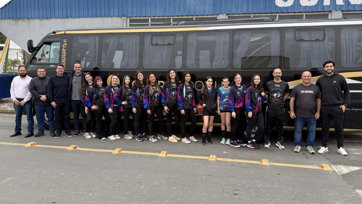 Voleibol feminino de Morro da Fumaça embarca para disputa da Etapa Estadual dos Joguinhos Abertos