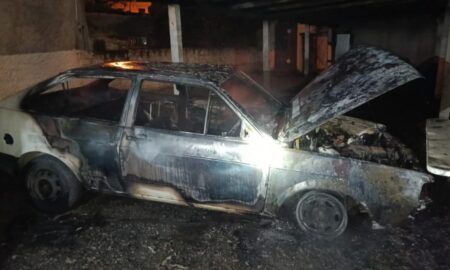 Veículo é destruído por incêndio em garagem de edifício no Centro de Morro da Fumaça