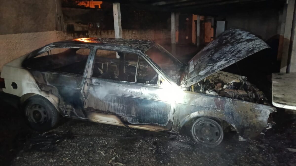 Veículo é destruído por incêndio em garagem de edifício no Centro de Morro da Fumaça