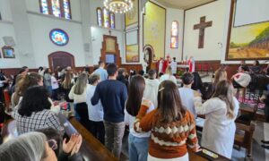 Santa Missa da Crisma reúne 80 crismandos na Igreja Matriz São Roque