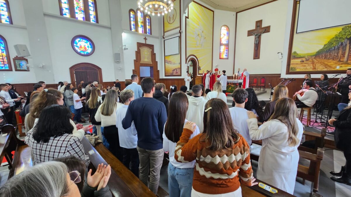 Santa Missa da Crisma reúne 80 crismandos na Igreja Matriz São Roque
