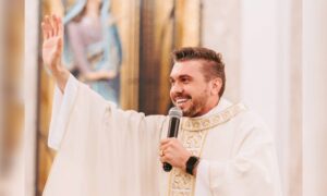 Paróquia São Roque celebra os 10 anos de sacerdócio do padre Daniel Zilli Darolt com missa em ação de graças