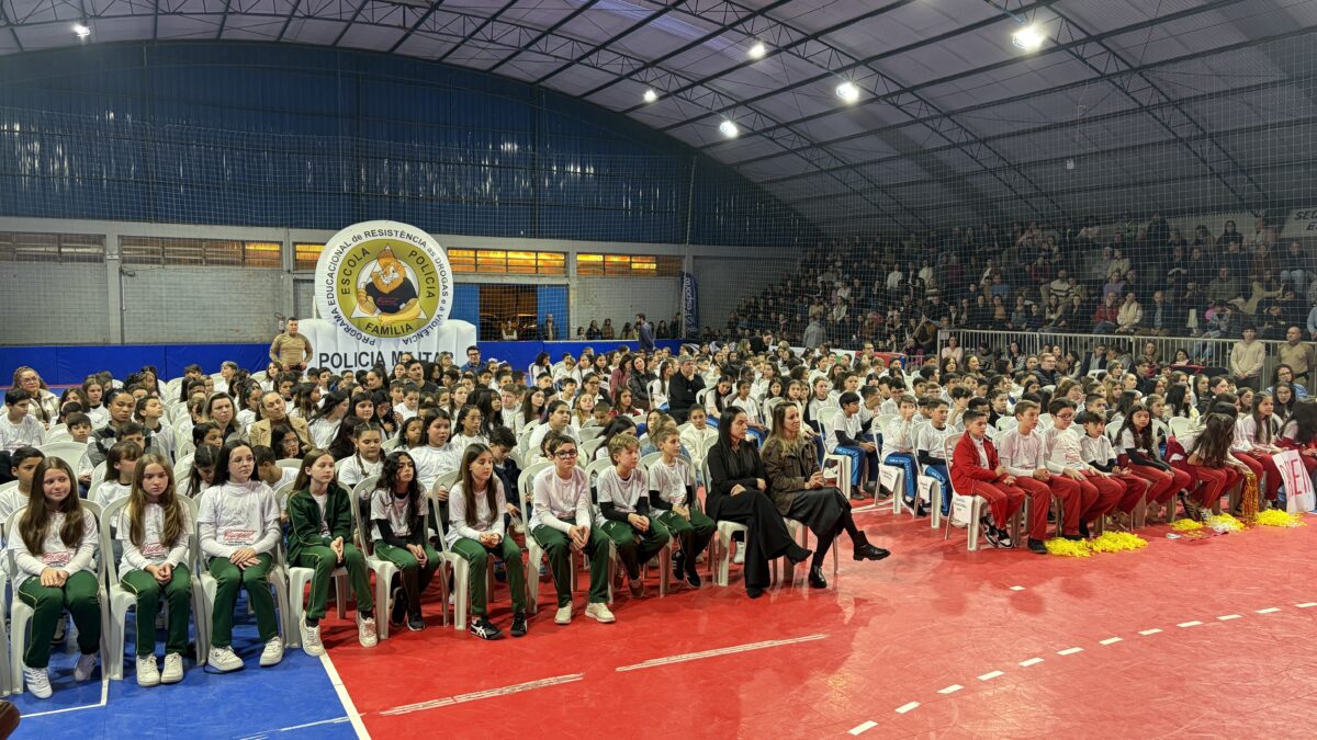 Em noite de emoção, 320 estudantes se formam no Proerd em Morro da Fumaça