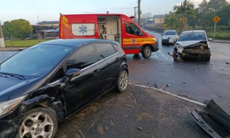 Colisão entre dois carros mobiliza Bombeiros de Morro da Fumaça
