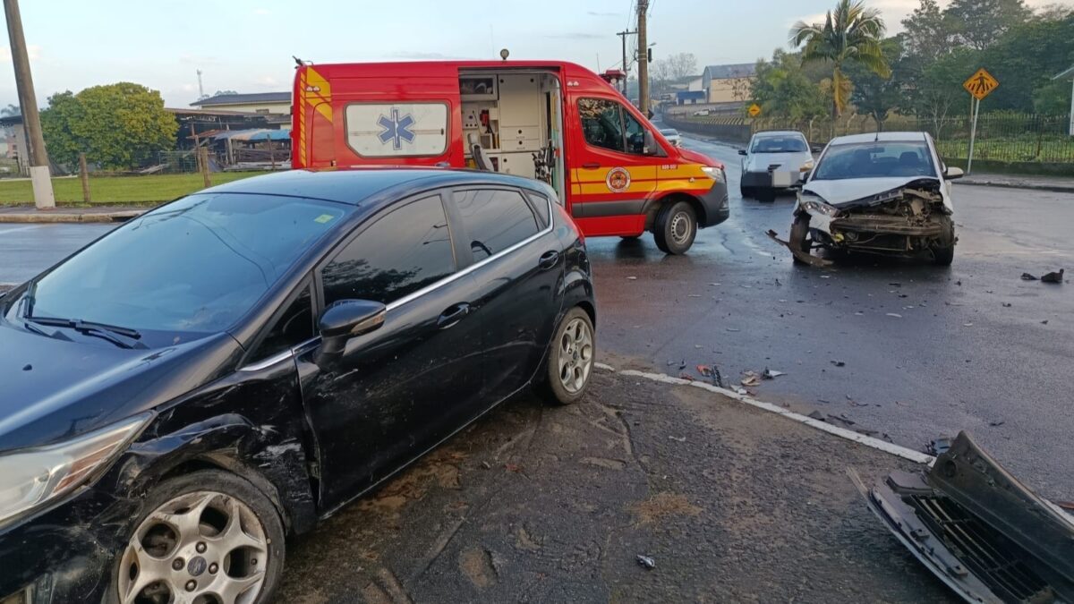 Colisão entre dois carros mobiliza Bombeiros de Morro da Fumaça