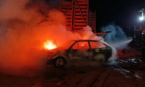 Veículo é totalmente destruído por incêndio em Morro da Fumaça