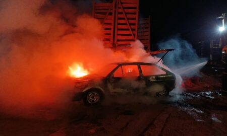 Veículo é totalmente destruído por incêndio em Morro da Fumaça