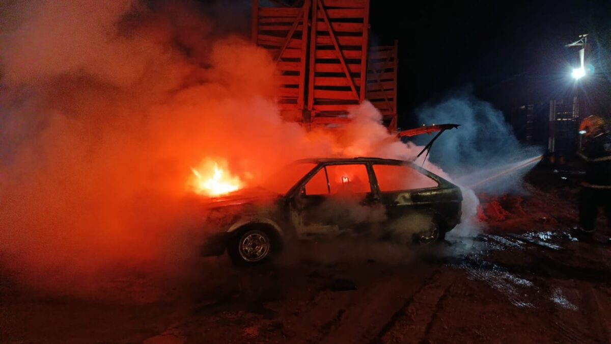 Veículo é totalmente destruído por incêndio em Morro da Fumaça