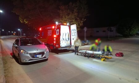 Bombeiros atendem motociclista ferida em colisão com carro
