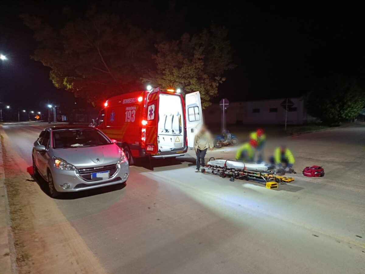 Bombeiros atendem motociclista ferida em colisão com carro