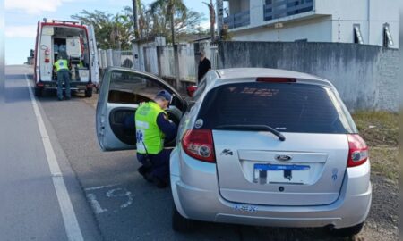 Bombeiros de Morro da Fumaça socorrem motorista após colisão com micro-ônibus na SC-443