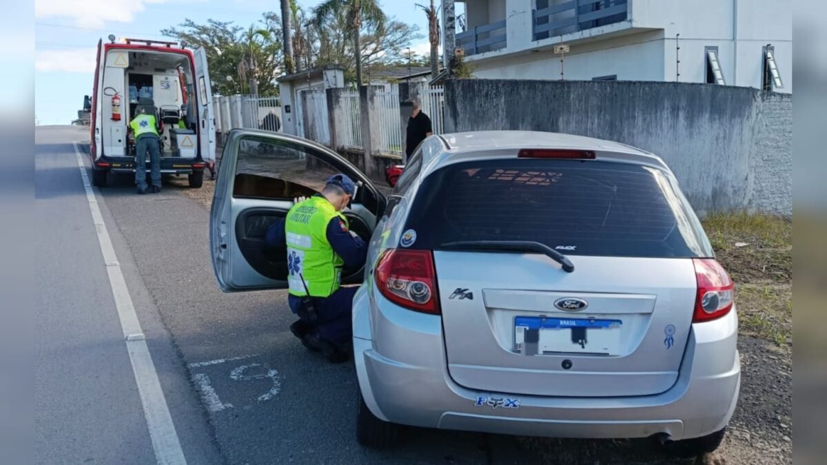 Bombeiros de Morro da Fumaça socorrem motorista após colisão com micro-ônibus na SC-443