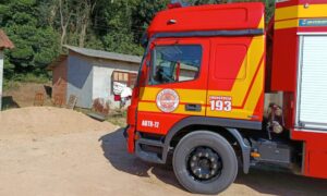 Bombeiros de Morro da Fumaça controlam incêndio em residência e evitam destruição total