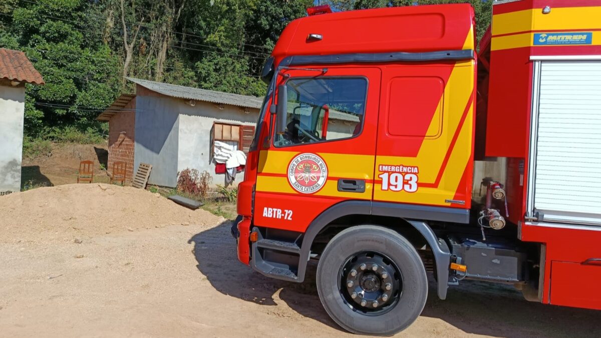 Bombeiros de Morro da Fumaça controlam incêndio em residência e evitam destruição total