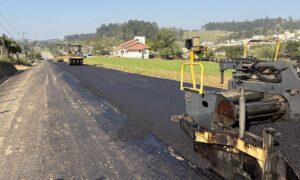 Pavimentação da Rodovia Mansueto Maccari entra na etapa de aplicação do asfalto 