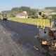 Pavimentação da Rodovia Mansueto Maccari entra na etapa de aplicação do asfalto 