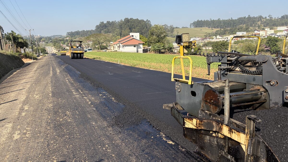 Pavimentação da Rodovia Mansueto Maccari entra na etapa de aplicação do asfalto 