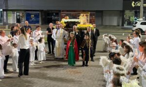 Caravana com a imagem de São Roquinho encerra roteiro pelas comunidades de Morro da Fumaça