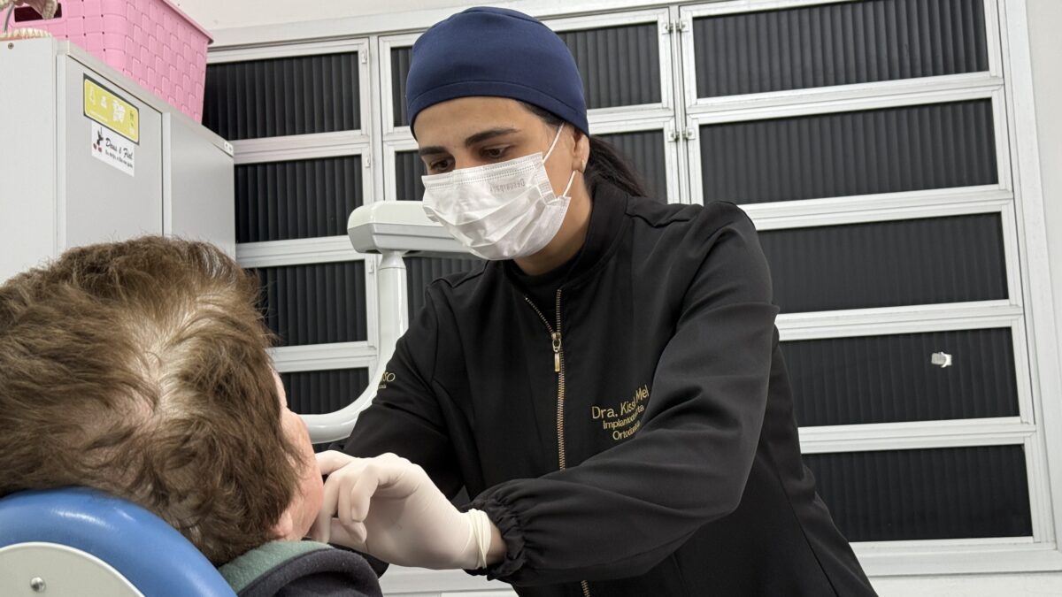 Próteses dentárias transformam vidas em Morro da Fumaça