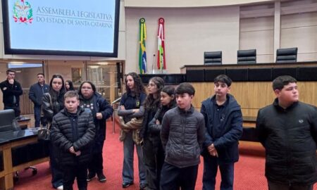 Vereadores mirins vivenciam rotina do Parlamento catarinense em visita à ALESC