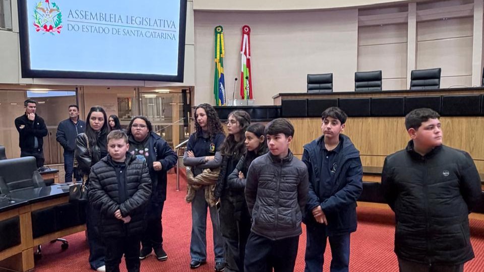 Vereadores mirins vivenciam rotina do Parlamento catarinense em visita à ALESC