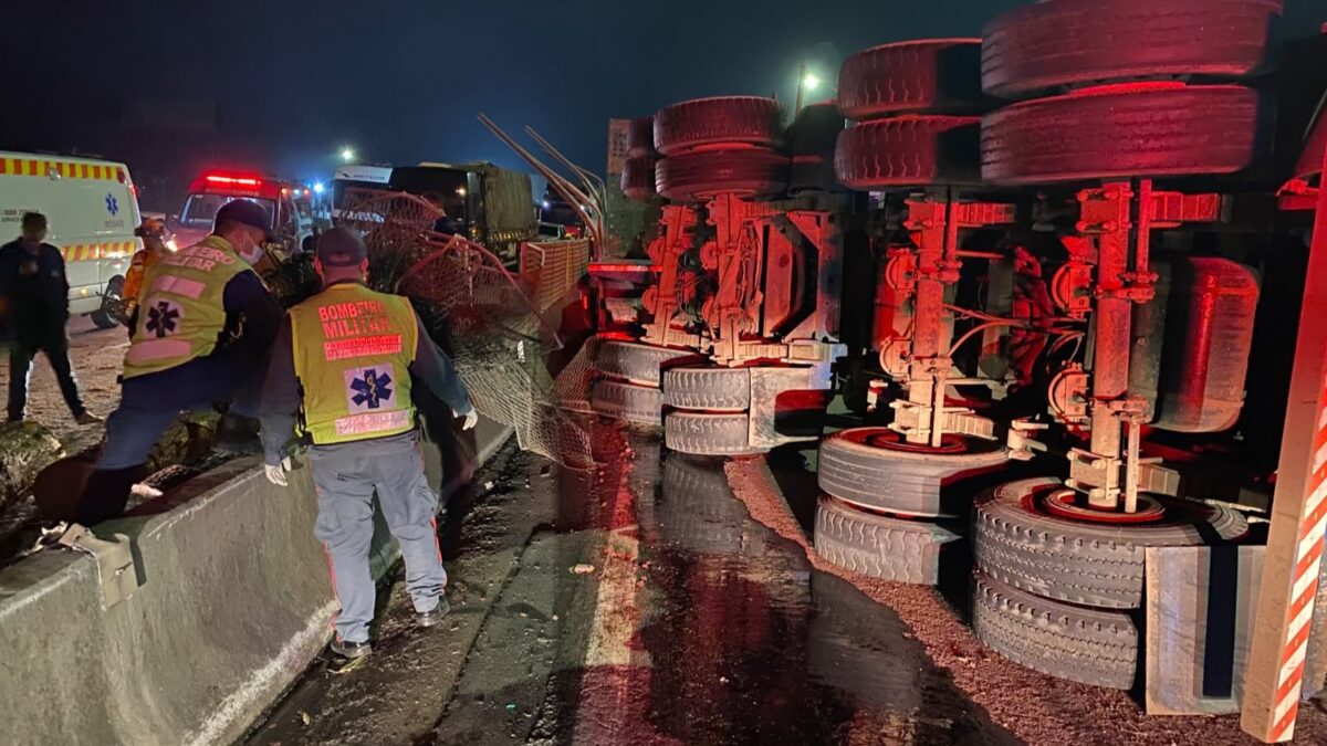Caminhão tombado com carga de madeira atinge dois carros na BR-101