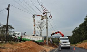 Cermoful adequa rede elétrica para pavimentação no bairro Bortolatto