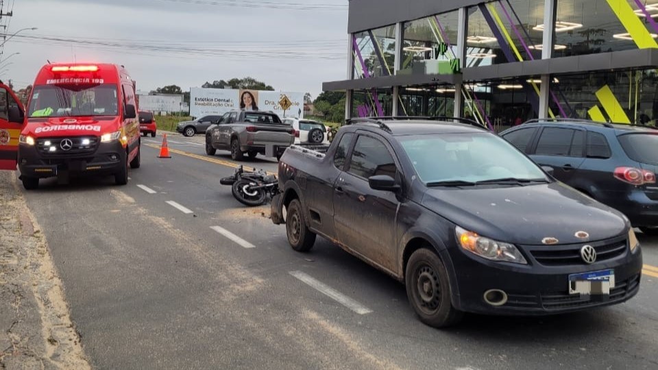 Colisão entre carro e moto mobiliza Bombeiros em Morro da Fumaça