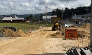 Obra de pavimentação da Avenida Júlio Coral e da Rua Giocundo Sartor inicia em Morro da Fumaça