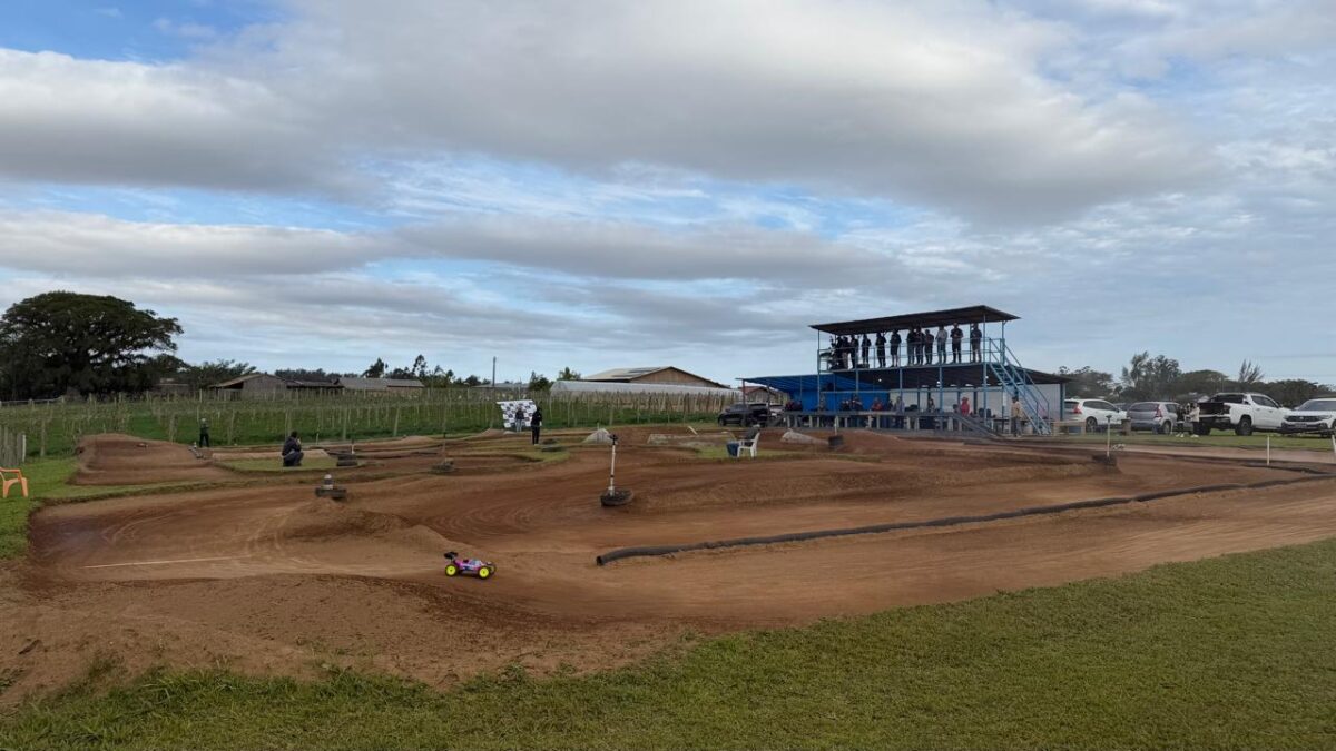 Treino reúne pilotos para a final do Sul-Brasileiro de RC Off-Road 2026 na Vila Selinger
