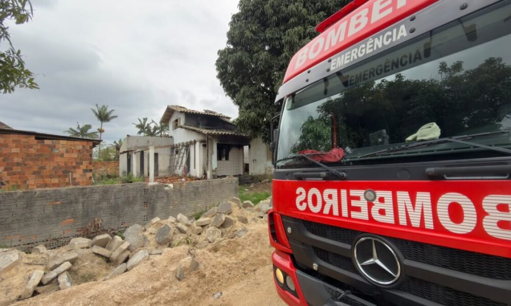 Bombeiros combatem incêndio em imóvel abandonado