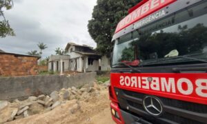 Bombeiros combatem incêndio em imóvel abandonado