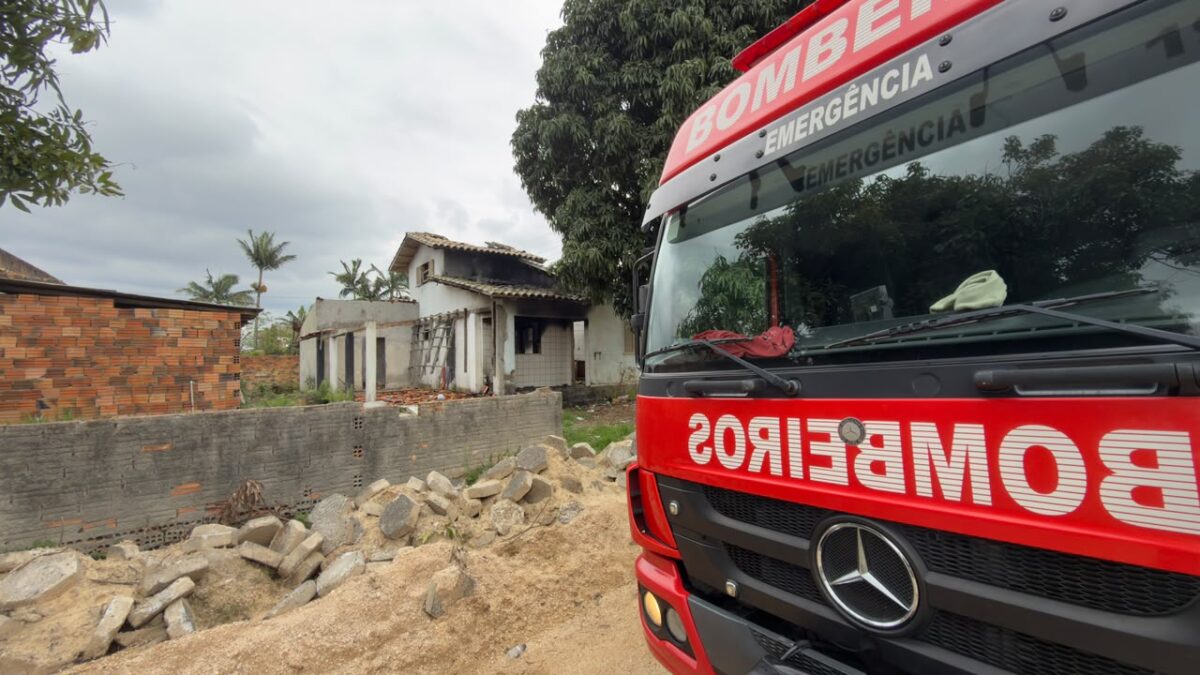 Bombeiros combatem incêndio em imóvel abandonado