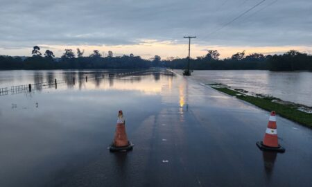 Rodovia Fortunato Salvan é interditada devido ao acúmulo de água na pista