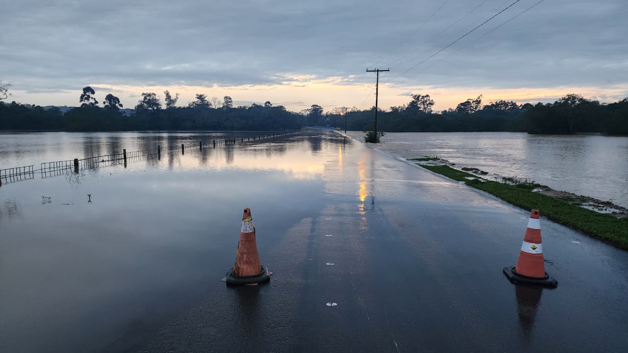 Rodovia Fortunato Salvan é interditada devido ao acúmulo de água na pista