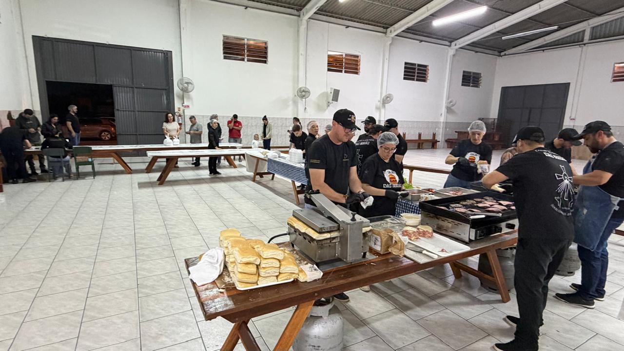 Grupo Amigos pela Fé supera expectativas e vende mais de 900 X-Saladas