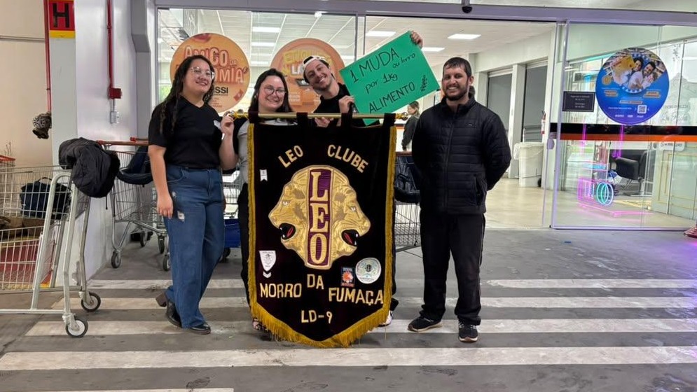 Mudas, flores e livros são trocados por alimentos em ação do Leo Clube