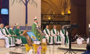 Padre Daniel Zilli concelebra missa no Santuário Nacional de Nossa Senhora Aparecida