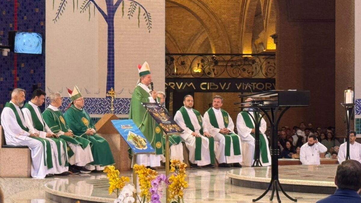 Padre Daniel Zilli concelebra missa no Santuário Nacional de Nossa Senhora Aparecida