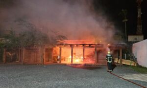 Incêndio atinge pergolado da Feira da Agricultura Familiar em Morro da Fumaça