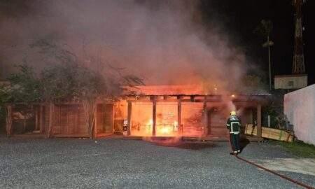 Incêndio atinge pergolado da Feira da Agricultura Familiar em Morro da Fumaça