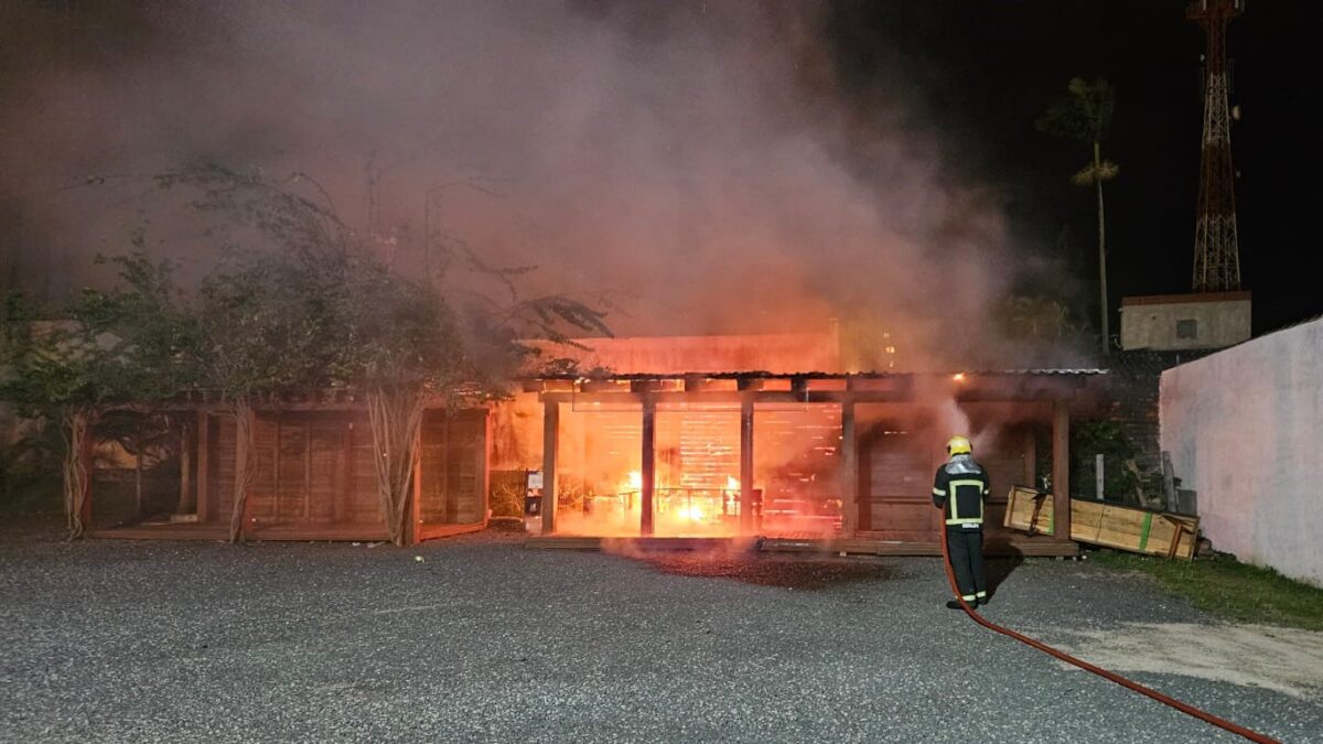 Incêndio atinge pergolado da Feira da Agricultura Familiar em Morro da Fumaça
