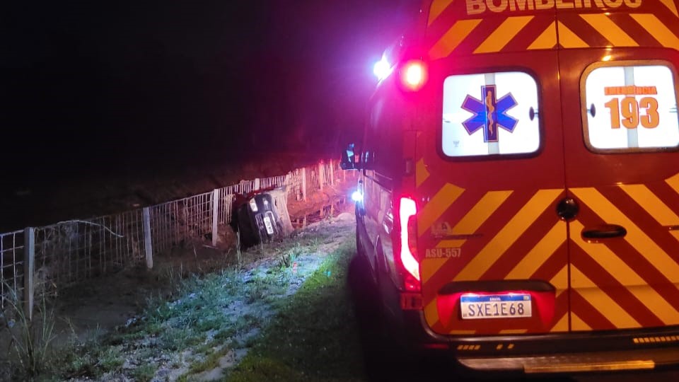 Acidente mobiliza Bombeiros e PM na madrugada deste sábado em Morro da Fumaça