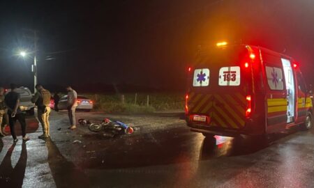 Bombeiros de Morro da Fumaça auxiliam atendimento de mulher ferida em acidente entre moto e caminhão
