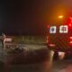 Bombeiros de Morro da Fumaça auxiliam atendimento de mulher ferida em acidente entre moto e caminhão